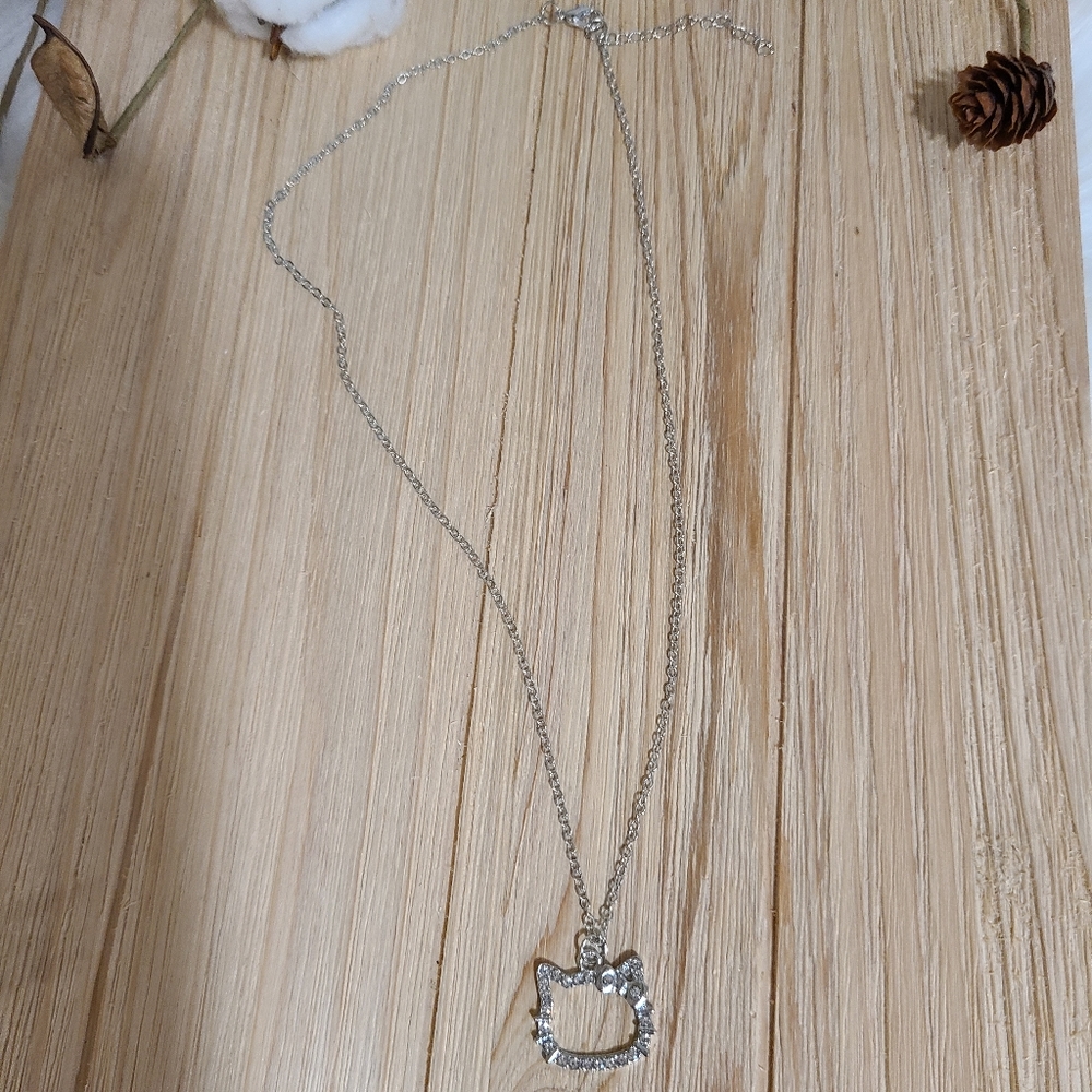 💜💜NEW💜💜PRECIOUS!! HELLO KITTY NECKLACE in SILVER 💜💜 - Picture 9 of 9